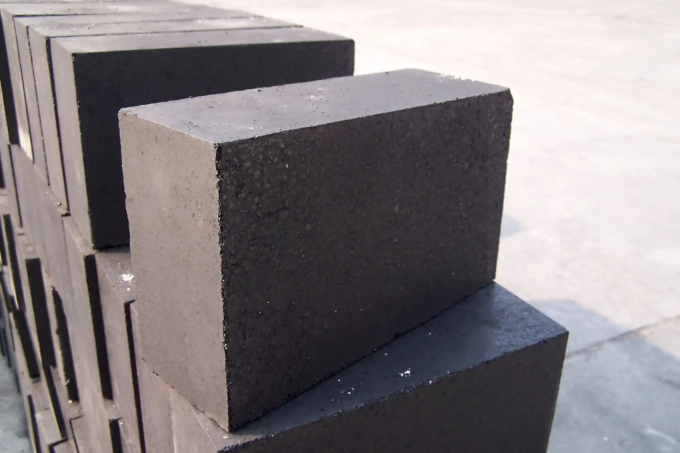 How Does ASC Brick for Hot Iron Ladle Resist Extreme Temperatures and Slag Erosion?