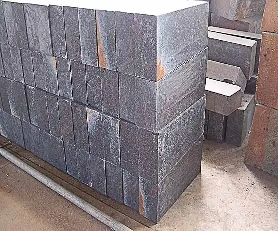 What factors influence the performance of BF Compound Corundum Bricks?